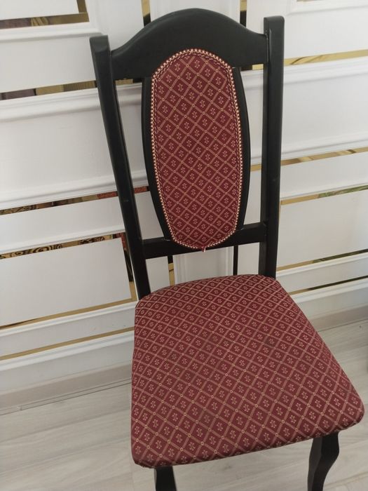 Гостиной стол и стулями