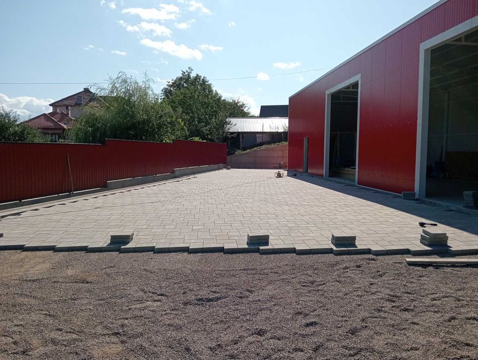 Execut pavaje și garduri