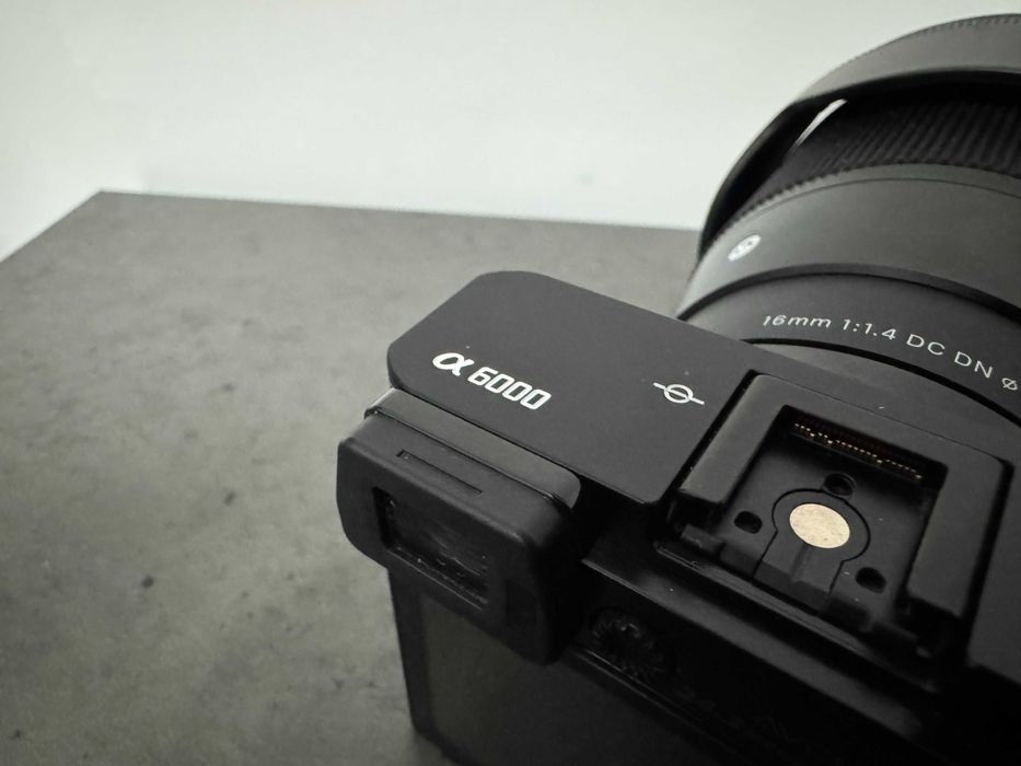 Kit Complet Streaming/Vlogging: Sony a6000 + Sigma 16mm f1.4 + 16-50mm