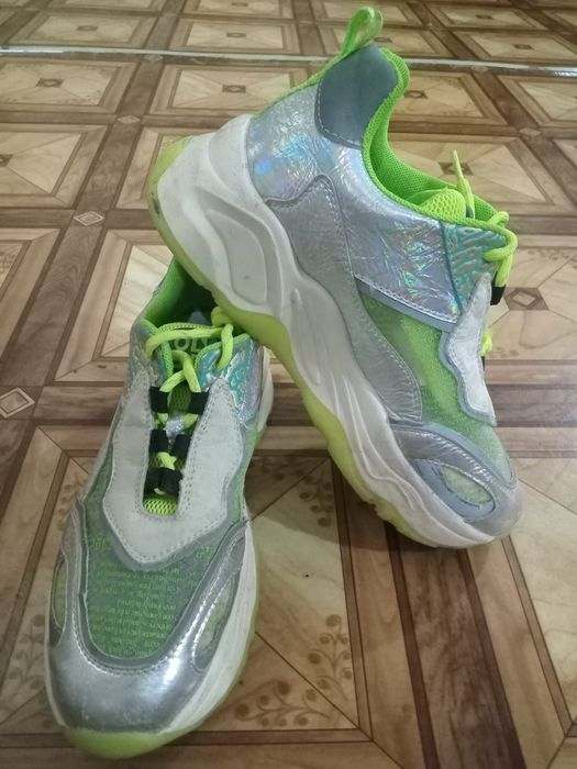 Кроссовки женские