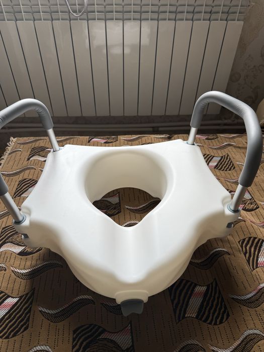 Продам насадку на унитаз (седушка)