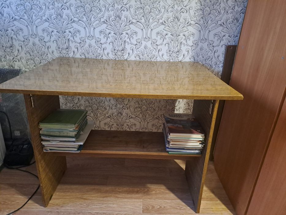 Стол продам лакированный