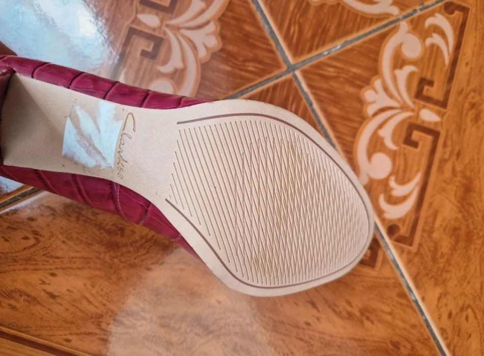 Vand pantofi cu toc Clarks