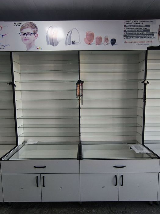 Vitrina xar xil tovarlarni joylashtirish uchun