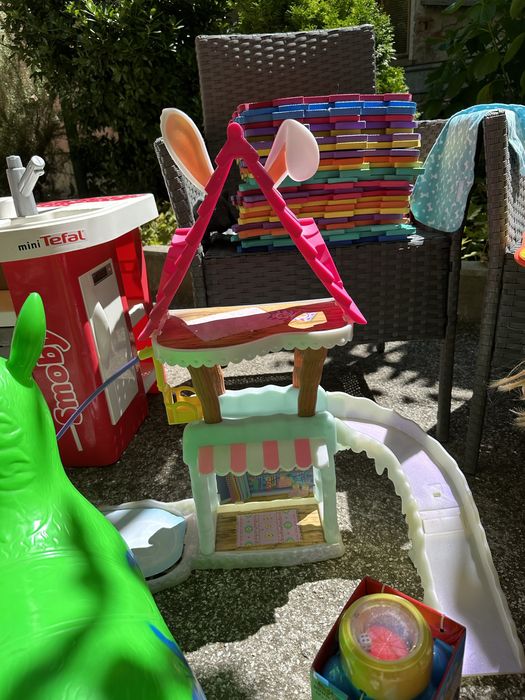 Много на брой детски играчки