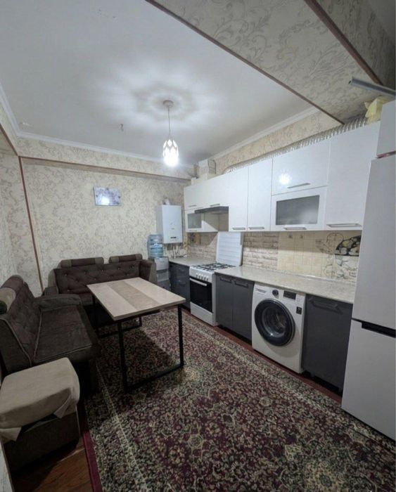 Uy sotiladi 2 xona 8 etaj 9 etajli dom 60 m2