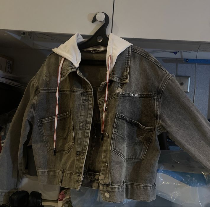 Укороченная серая джинсовка с капюшоном, размер S