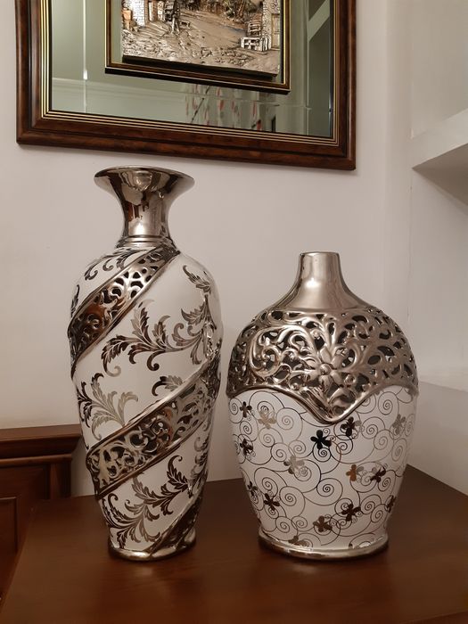 продам две вазы декоративные.