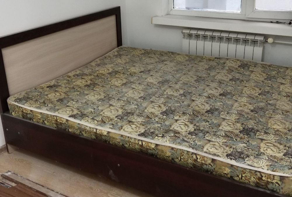 Продается шифоньер, кровать,