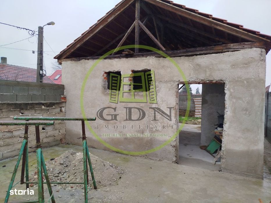 Casa cu o camera si curte individuala