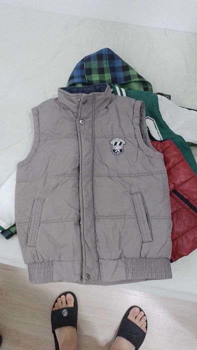 Безрукавка / жилет фирменный на 9-10 лет