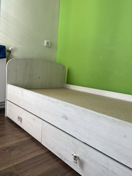 Бебешка кошара, трансформираща се на бюро и легло