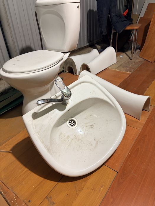 Унитаз с бочком раковина бу 7000