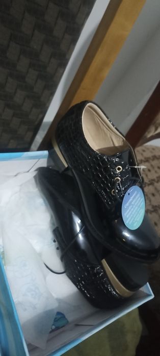 Продам школьные туфли