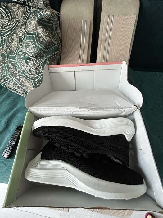 Продам летние кроссовки