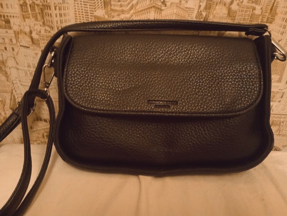 Сумки на ремешке.