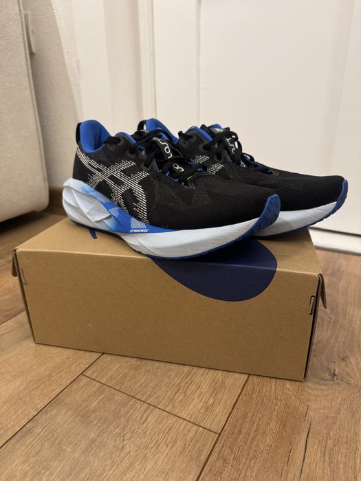 Vând Asics Novablast 5