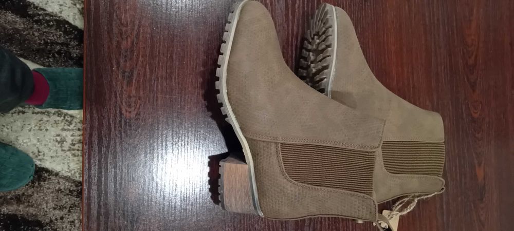 Продавам велурени нови боти