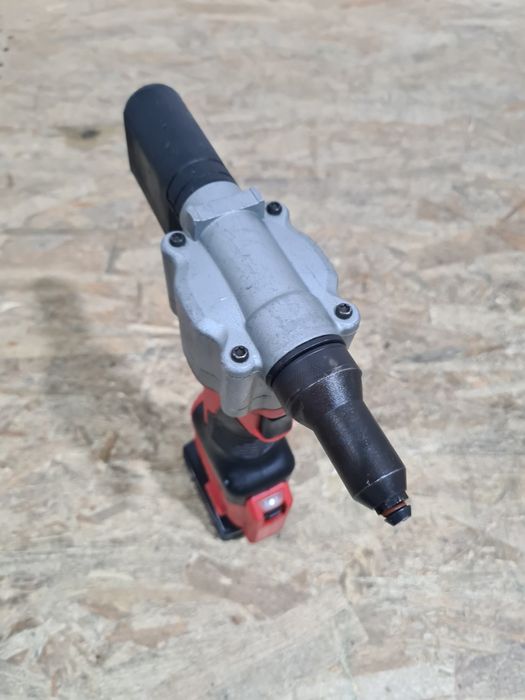 Pistol de popnituri Milwaukee M12 BPRT impecabil