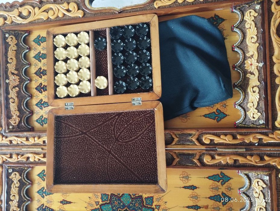 Сосна дарахтидан ясалган нарда.