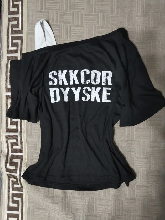 Футболка с открытым плечом