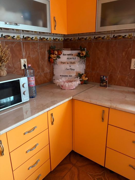 Mobila de bucatarie + masa cu 4 scaune + bar