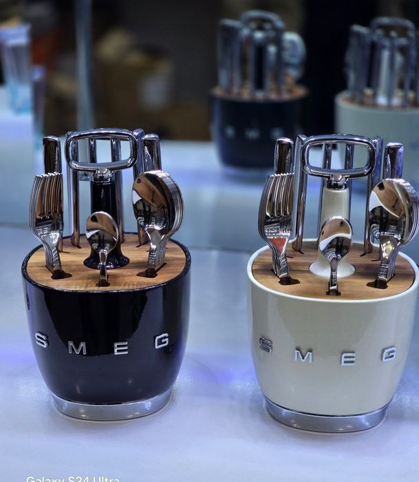 столовых приборов Smeg Style в держателе