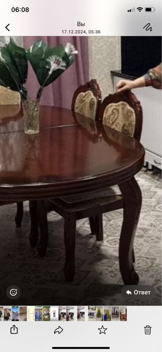 Стол со стулями из красного дерева