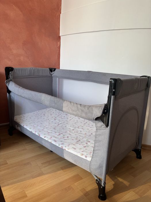 Patut pliabil (+ 2 saltele- cocos si pliabiala) cu etaj suplimentar si laterala reglabila Caretero Esti grafit
