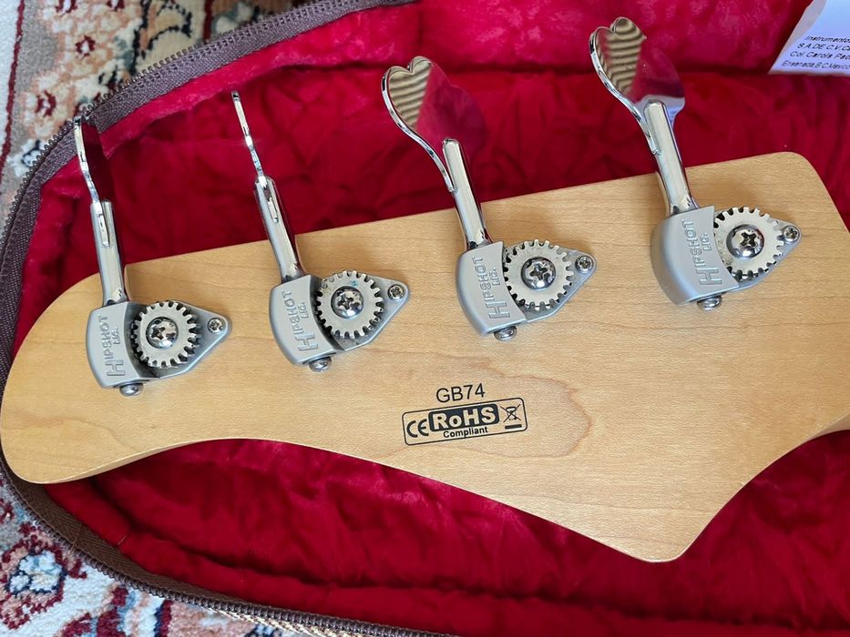 Продам бас гитару