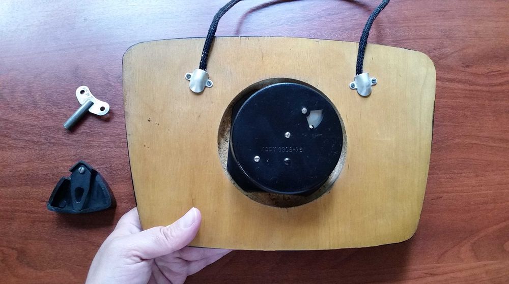 Стар механичен съветски стенен часовник Маяк, с ключ, Made in USSR