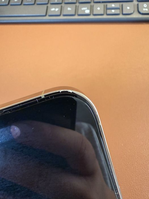Vând iPhone 14 Pro Gold 256 GB Stare excelentǎ