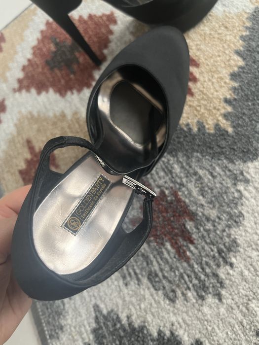 Туфли на высоком каблуке.