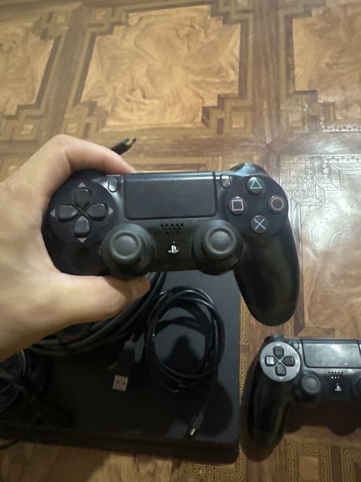 Продам Ps 4 в идеальном состояниии