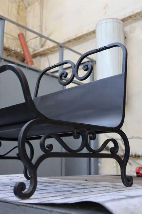 Стойка за дърва, Ръчно ковано желязо