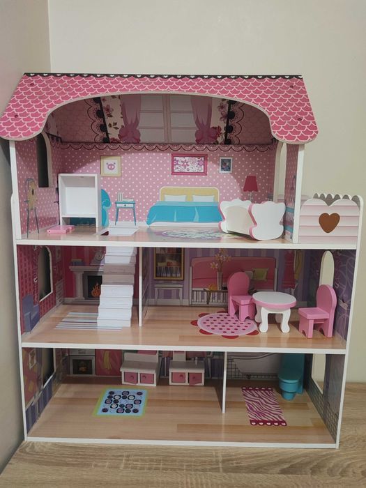 Дървена къща за кукли