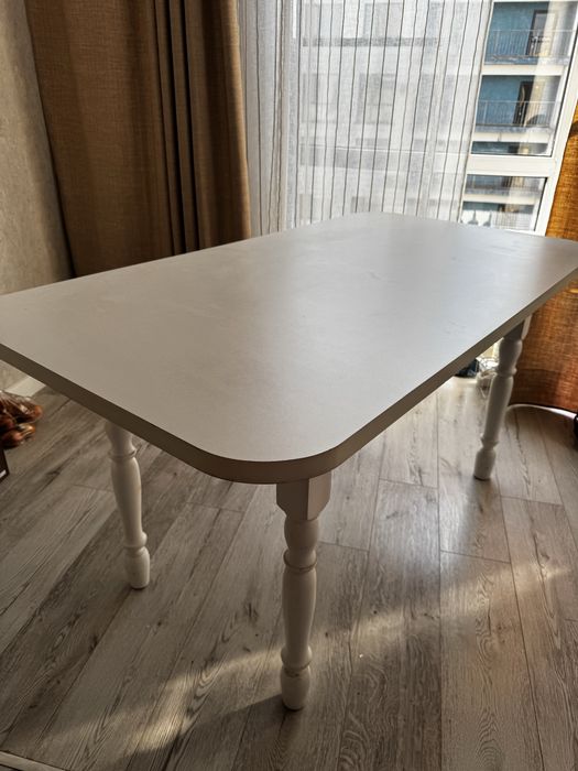 Стол белый из дерева