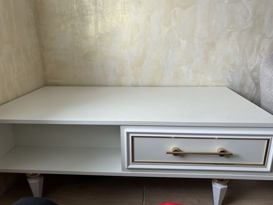 Диван,тумбчка,2 кресло