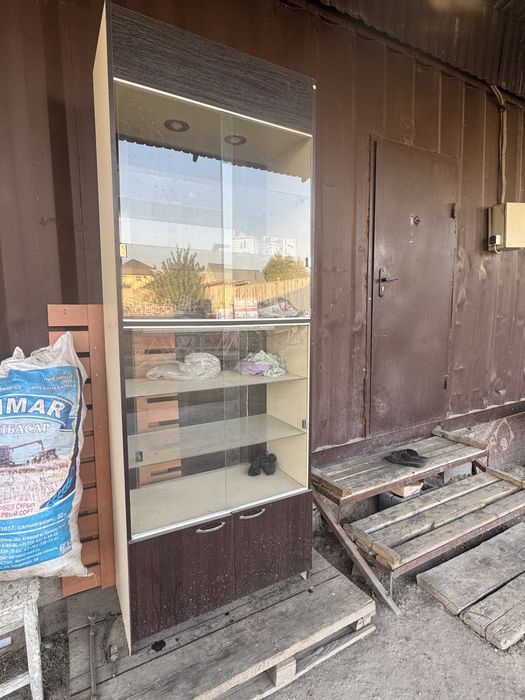 Продам Витринный шкаф