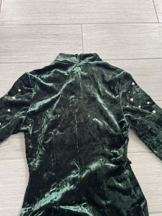 Зелена рокля с перлички