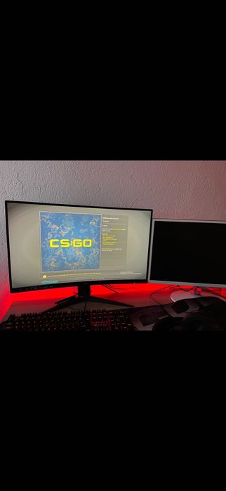 Продава се компютър с един монитор и периферия