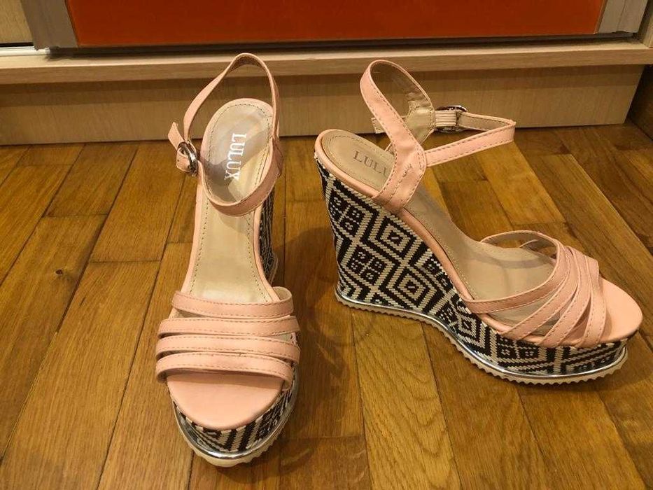 Sandale roz cu platforma 37