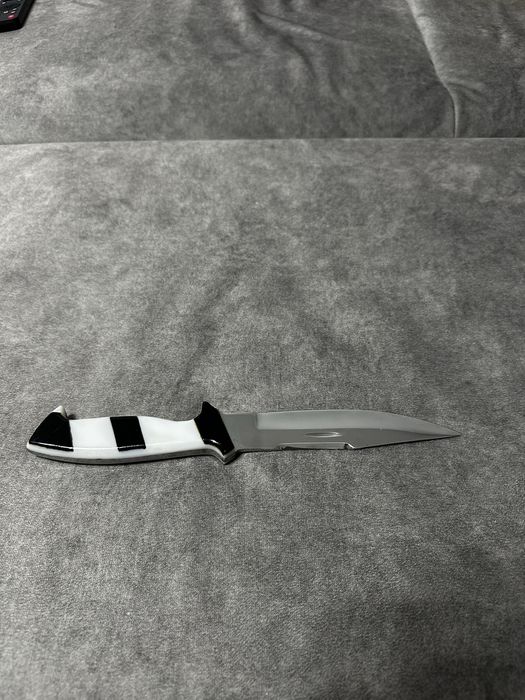 Cuțit deosebit cu lamă fixă – Design alb-negru, mâner ergonomi