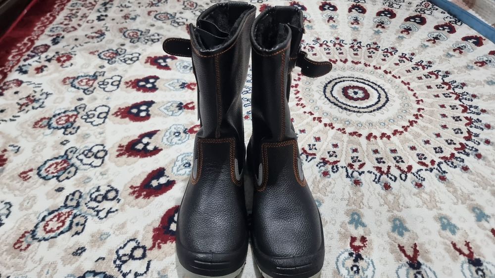 Продам спец ботинки