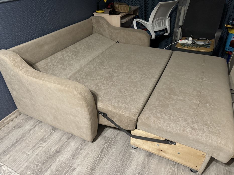 Продам раскладной диван с подушками