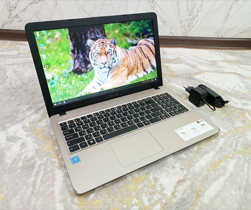 Notebook ASUS в хорошем состоянии.