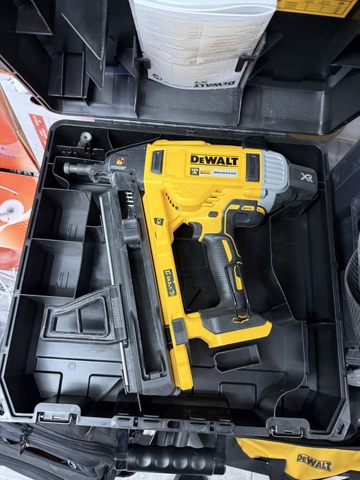 Акумулаторен такер за пирони DEWALT DCN890N