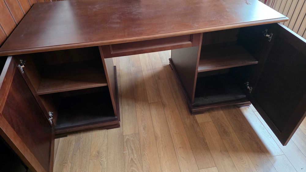 Бюро от масивна дървесина