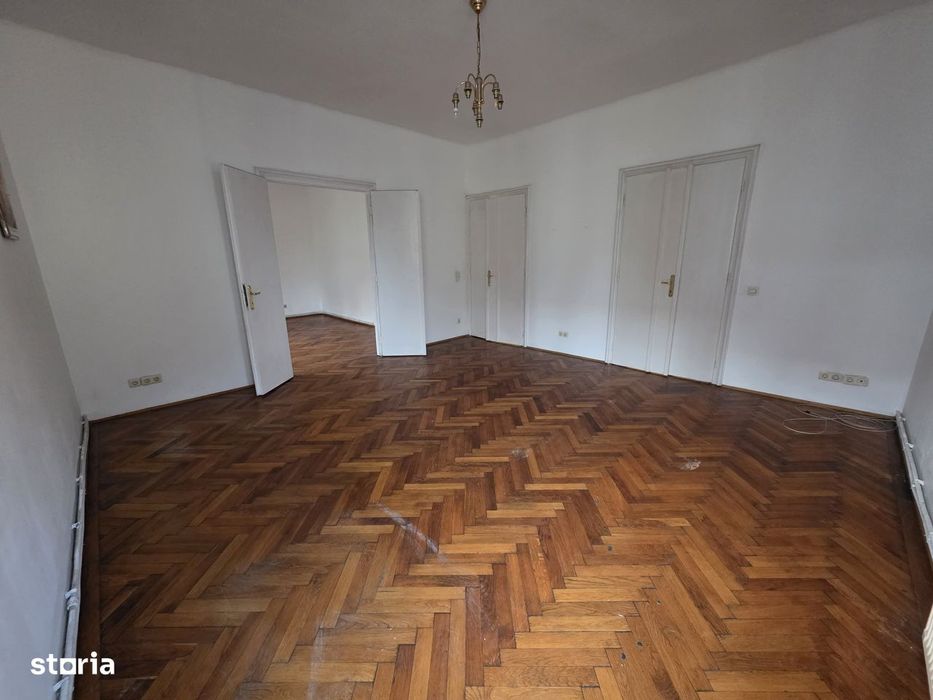 De închiriat apartament 3 camere – Piața 700