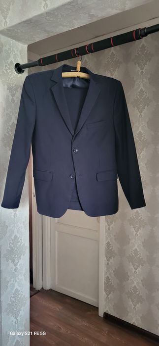 Продам школьный костюм